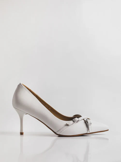 Zapatos de tacón decorados con tiras en color blanco