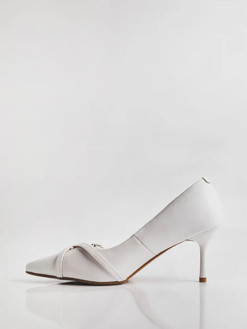 Zapatos de tacón decorados con tiras en color blanco