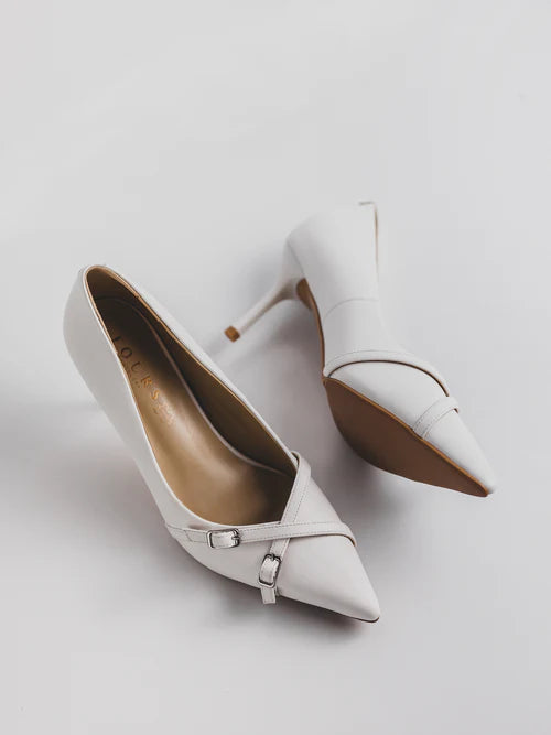 Zapatos de tacón decorados con tiras en color blanco