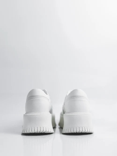 Los Snowkeers son mujeres vestidas de blanco.