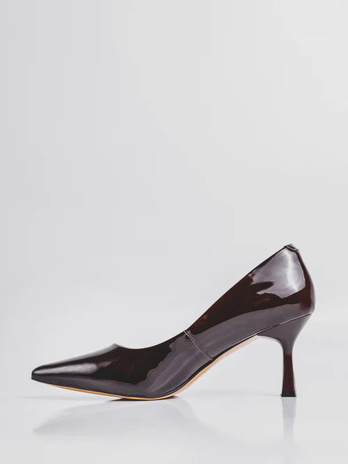 Zapatos de salón de charol en color chocolate