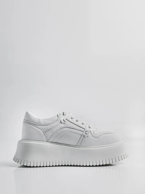 Los Snowkeers son mujeres vestidas de blanco.