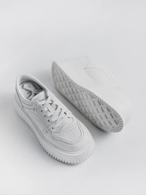 Los Snowkeers son mujeres vestidas de blanco.