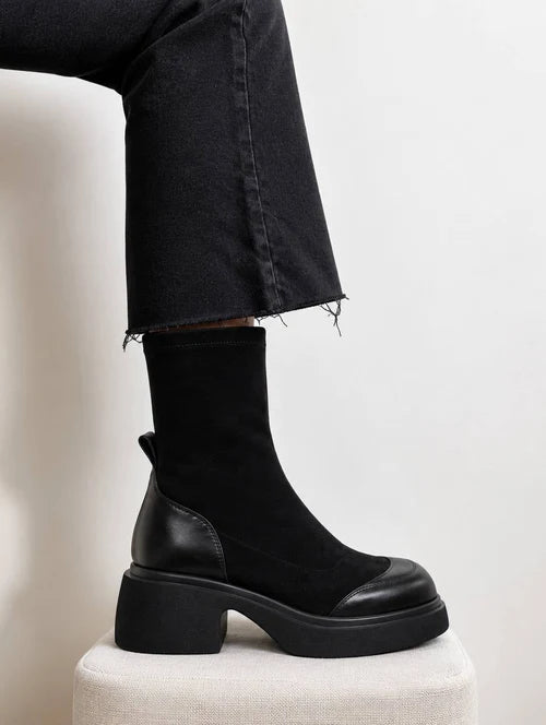 Botines de ante y piel negros con suela gruesa