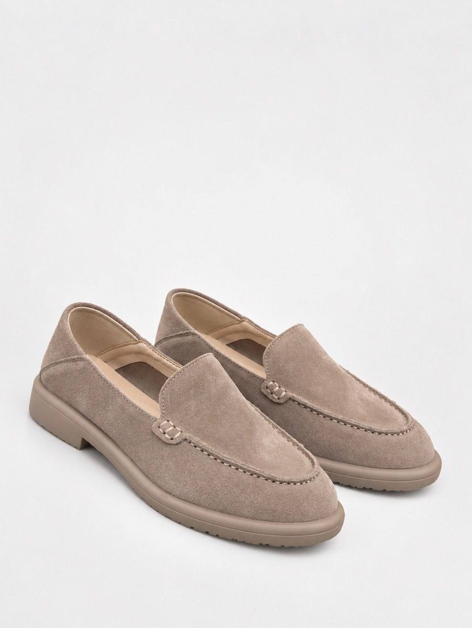 Mocasines de ante beige con pespunte en contraste