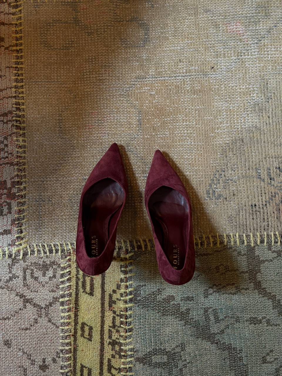Zapatos de salón de ante en color burdeos
